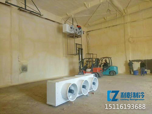 噴涂冷庫施工現(xiàn)場(chǎng)